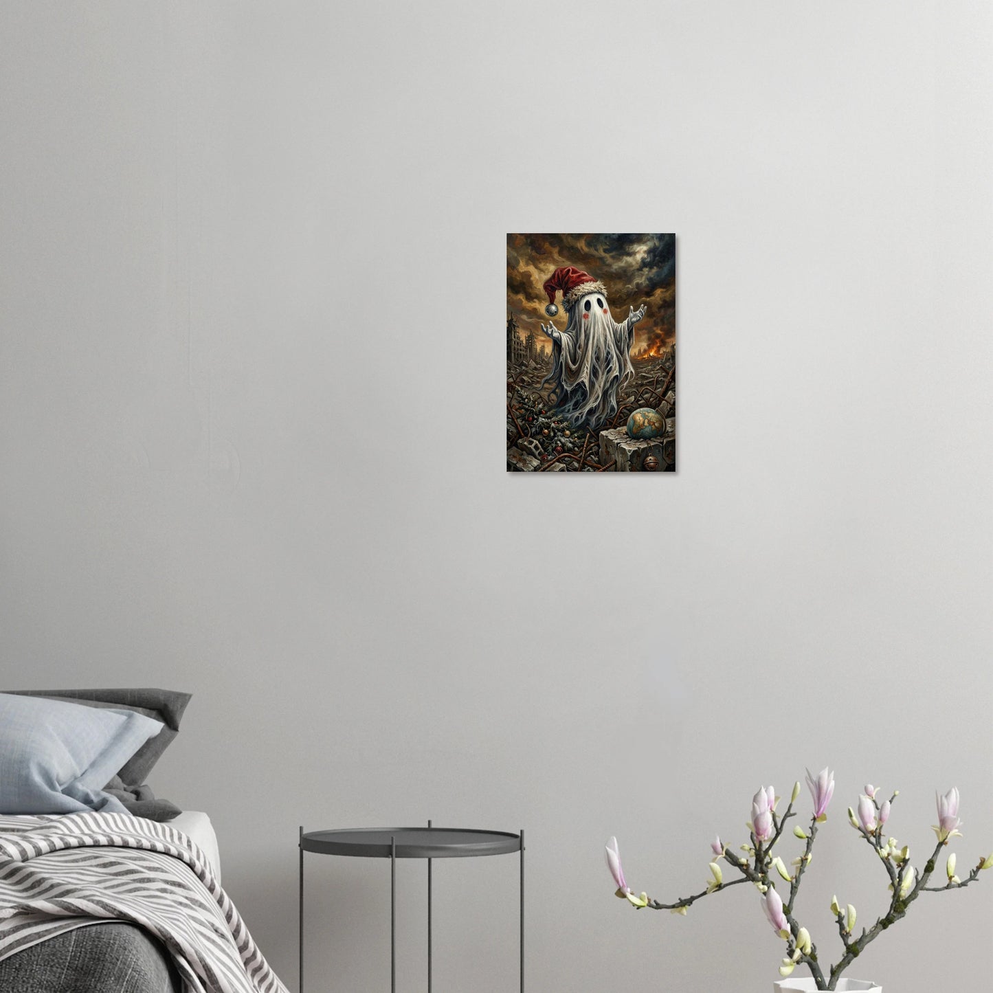 Hochwertiger Kunstdruck: Ein kleiner Geist mit roter Mütze inmitten einer brennenden Trümmerlandschaft. Das Motiv zeigt den Kontrast zwischen menschlicher Tradition (Weihnachtsbaum) und globaler Zerstörung (zerbrochener Globus).