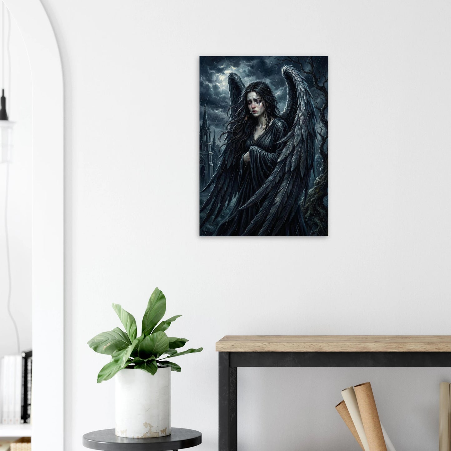 Hochwertiger Kunstdruck eines weinenden Engels mit nassen schwarzen Flügeln im Regen; düstere gotische Kathedrale im Hintergrund in Nachtblau und Anthrazit.