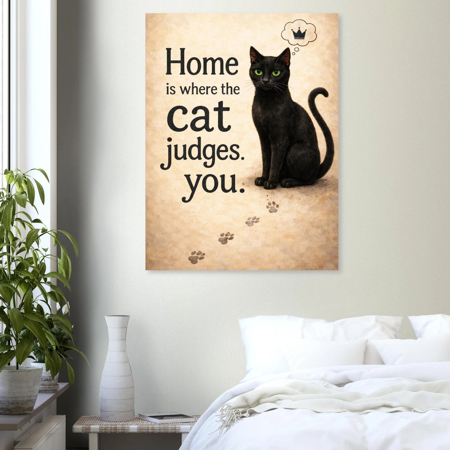 Katzenposter mit schwarzer Katze und Spruch Home is where the cat judges you, humorvolle Wandkunst