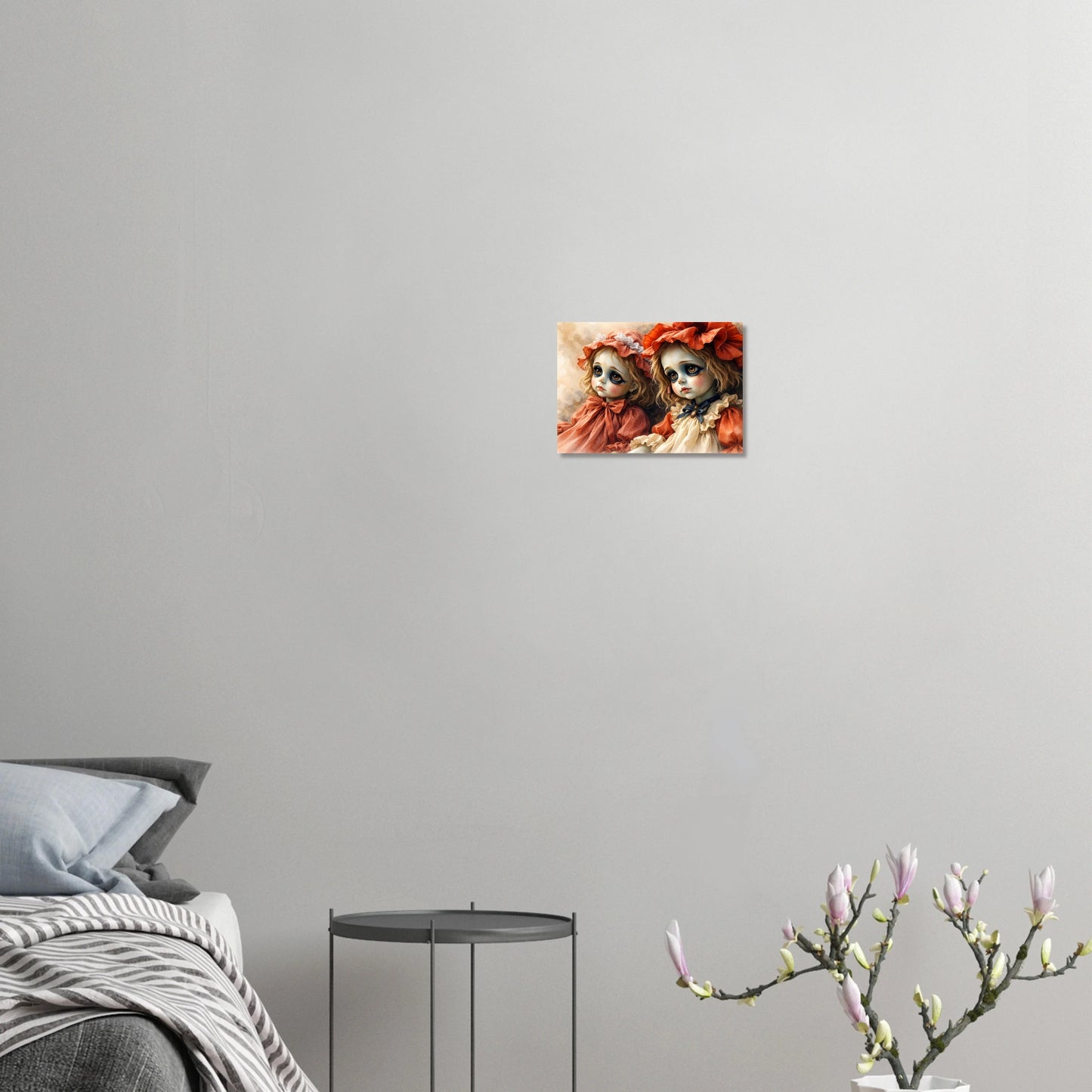 Hochwertiger Giclée-Kunstdruck zweier Vintage-Puppen mit melancholischen Augen, rostrote Kleider, samtiges mattes Finish.