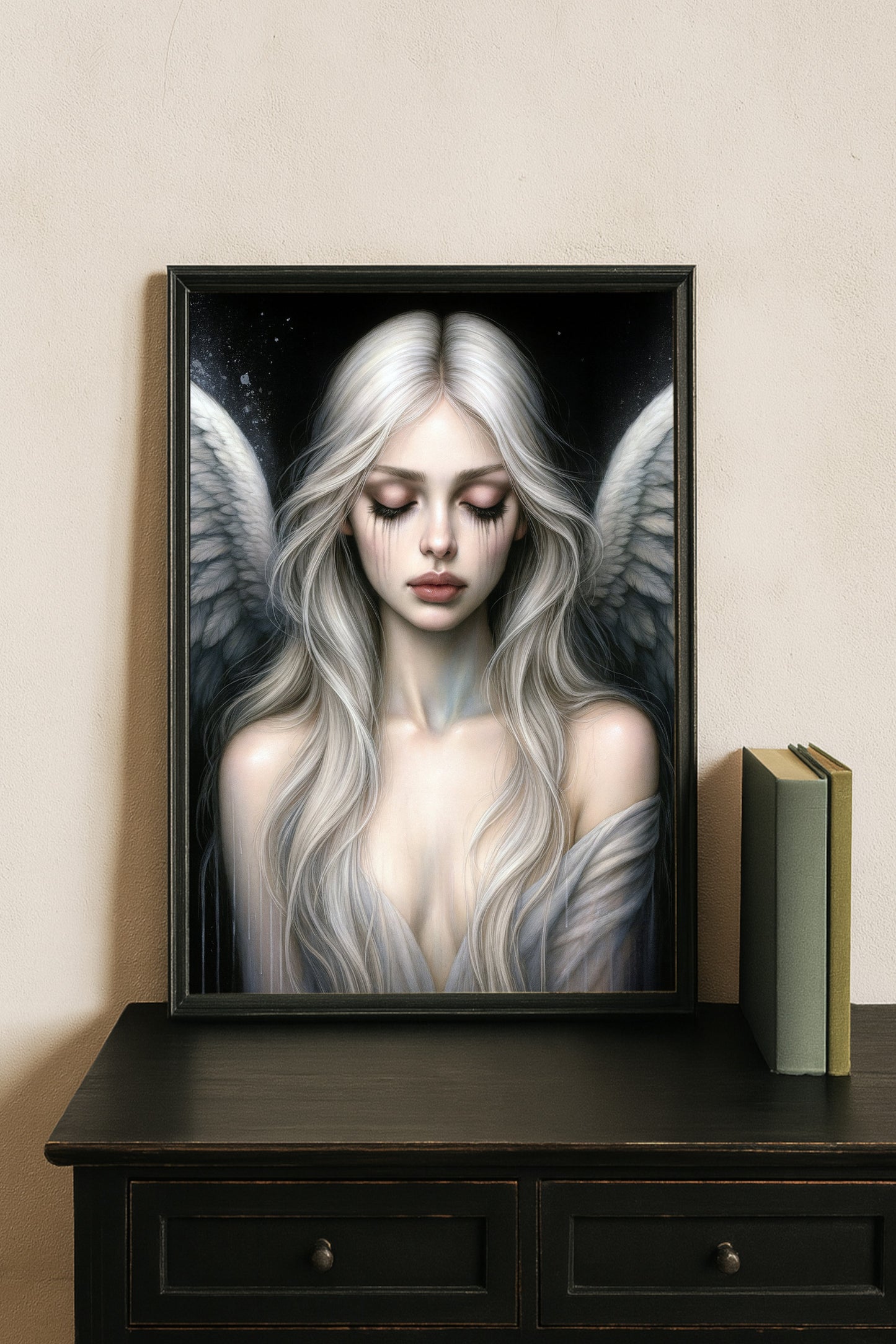 Melancholischer Engel mit geschlossenen Augen und ausgebreiteten Flügeln in ruhiger, dunkler Bildstimmung