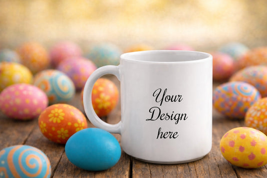 Digitales Tassen-Mockup: weiße Tasse auf Holztisch mit Ostereiern, freie Fläche für dein Design, Download als PNG und JPG, 3600×2400 px.