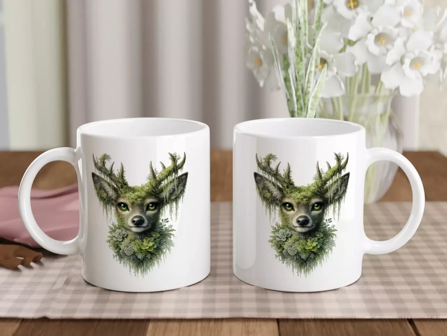 Weiße Keramiktasse mit detailreicher Waldgeist-Hirsch Illustration in Moosgrün, mystisches Naturmotiv mit leuchtenden Augen