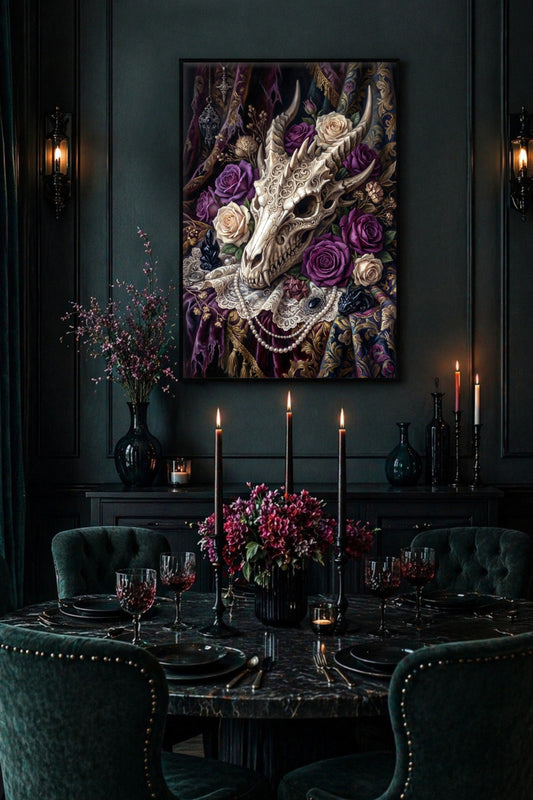 Drachenschädel Poster im Gothic Esszimmer mit Kerzen, dunklem Tisch, Samtstühlen und violetten Blumen.