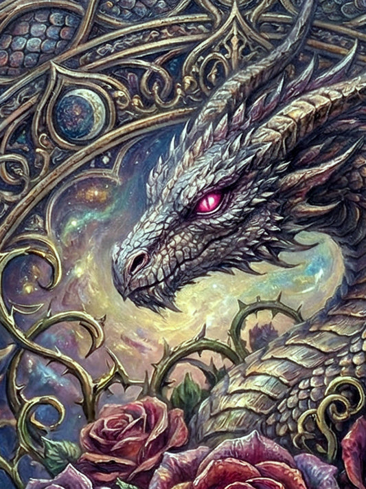 Silberner Drache mit violettem Rosenzentrum und dekorativen Ornamenten vor galaxieartigem Hintergrund als detailreiches Fantasy-Poster. Detailsansicht