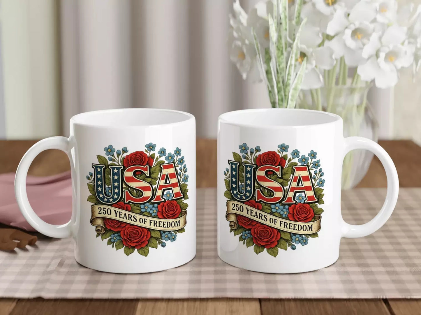 Weiße Keramiktasse mit USA Schriftzug im Flaggenstil, roten Rosen und Schrift „250 Years of Freedom“, patriotisches Geschenk