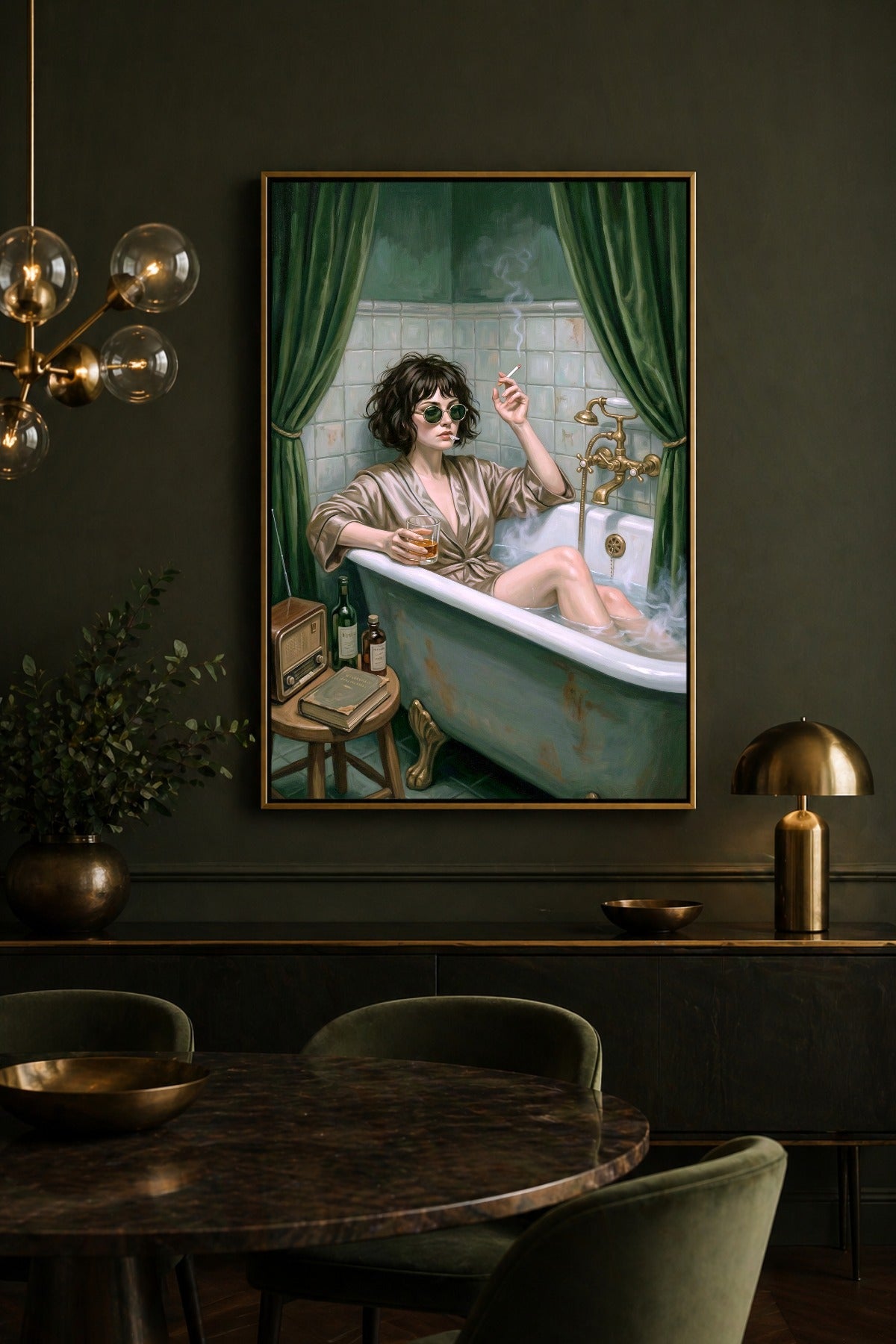 Feminine Bathroom Art Poster über Sideboard im Essbereich, Frau in grüner Vintage-Badewanne mit Glas, Zigarette und Messinglampe