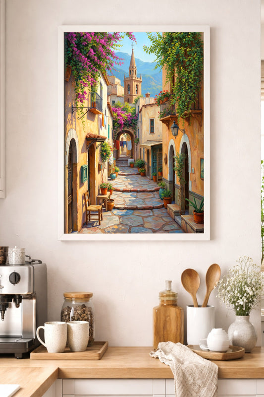 Mediterrane Wandkunst als digitales Poster mit blühender Gasse, Bergblick, Kirchturm und warmen Häuserfassaden