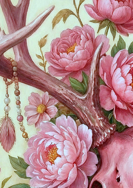 Detailsansicht.Floraler Stierschädel Kunstdruck in Rosa und Creme mit Federn, Blumenkranz und romantischer Boho-Western-Optik als Wanddeko fürs Schlafzimmer.