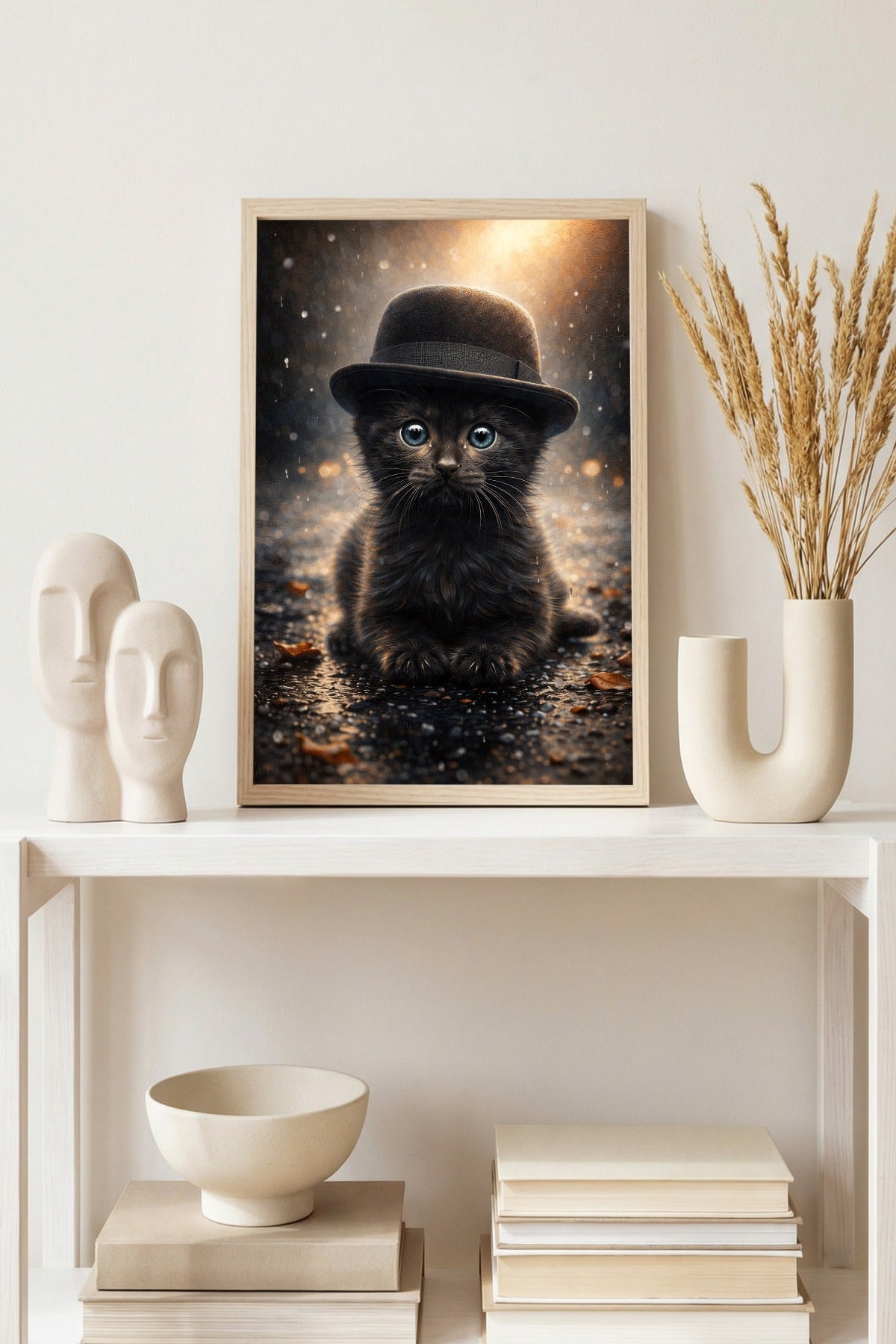 Hochwertiges Katzen-Poster: Ein schwarzes Kätzchen mit elegantem Zylinder sitzt auf einer regennassen Straße im warmen Schein der Laternen. Stimmungsvolle Steampunk-Kunst.