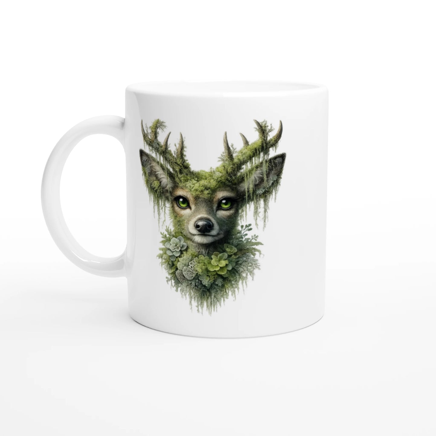 Weiße Keramiktasse mit detailreicher Waldgeist-Hirsch Illustration in Moosgrün, mystisches Naturmotiv mit leuchtenden Augen