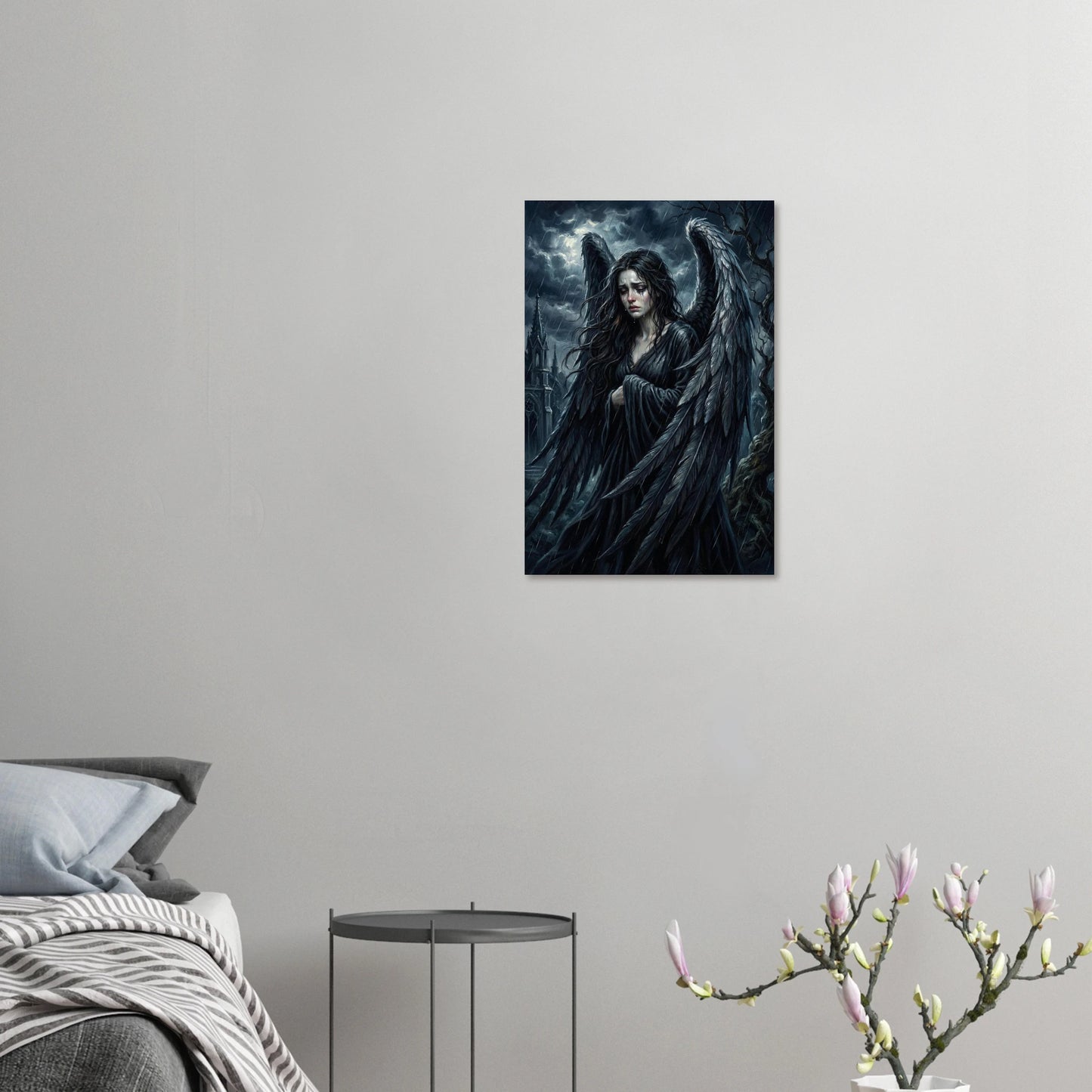 Hochwertiger Kunstdruck eines weinenden Engels mit nassen schwarzen Flügeln im Regen; düstere gotische Kathedrale im Hintergrund in Nachtblau und Anthrazit.