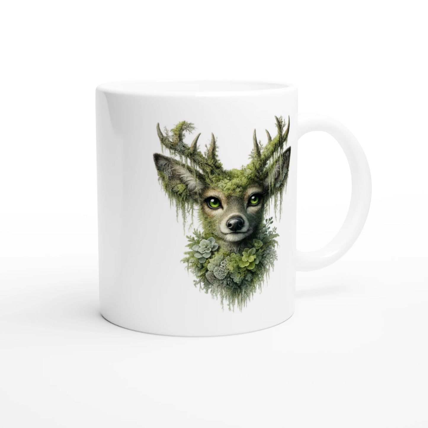 Weiße Keramiktasse mit detailreicher Waldgeist-Hirsch Illustration in Moosgrün, mystisches Naturmotiv mit leuchtenden Augen