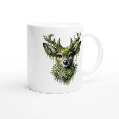 Weiße Keramiktasse mit detailreicher Waldgeist-Hirsch Illustration in Moosgrün, mystisches Naturmotiv mit leuchtenden Augen