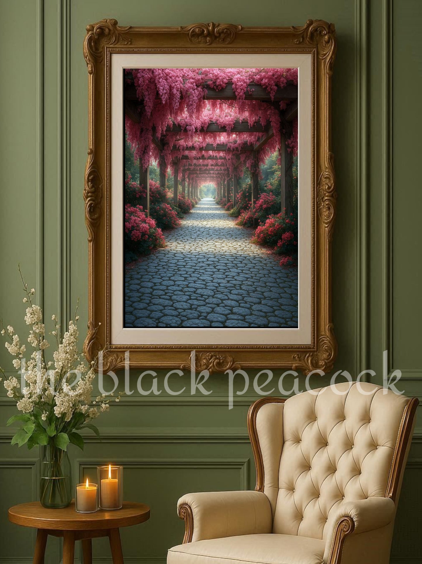 Ruhiger Gartenweg unter einer Pergola voller rosa Blüten, stimmungsvolles Naturposter mit Tiefe und sanftem Licht