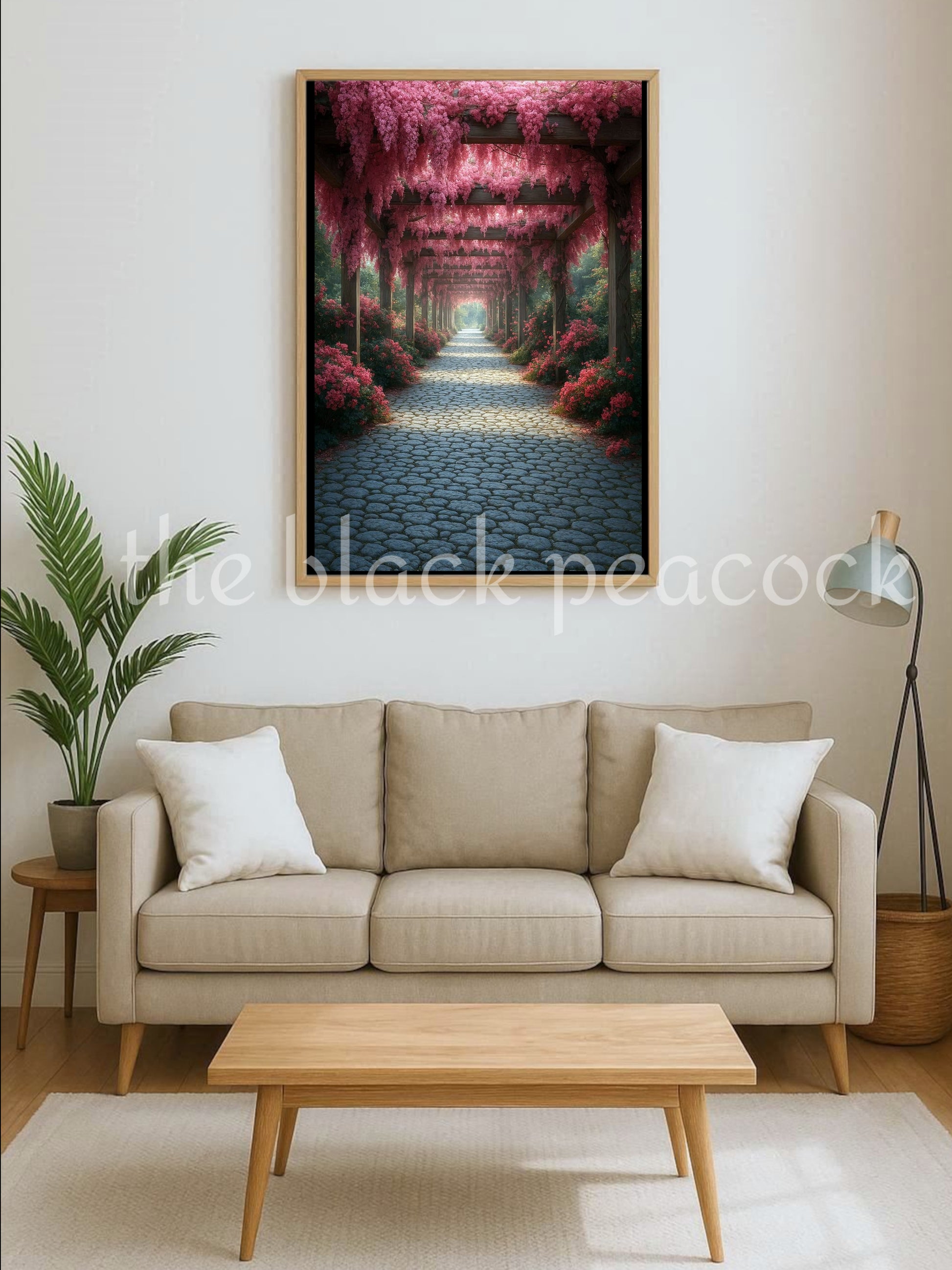 Ruhiger Gartenweg unter einer Pergola voller rosa Blüten, stimmungsvolles Naturposter mit Tiefe und sanftem Licht