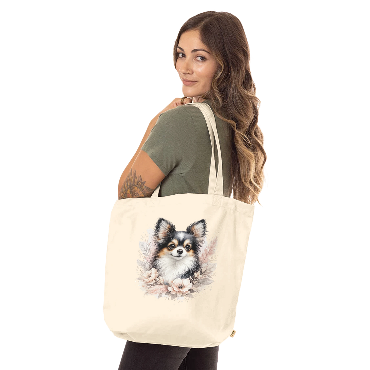 Naturfarbene Stofftasche aus Bio Baumwolle mit liebevoll illustriertem Hundemotiv, getragen als leichte Einkaufstasche für Alltag und Freizeit