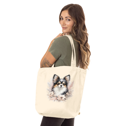 Naturfarbene Stofftasche aus Bio Baumwolle mit liebevoll illustriertem Hundemotiv, getragen als leichte Einkaufstasche für Alltag und Freizeit