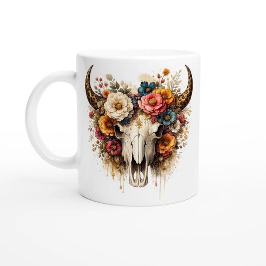 Weiße Keramiktasse mit floraler Stierschädel Illustration, Hörnern und buntem Blumenkranz im Boho Western Stil, Gothic Kunstmotiv