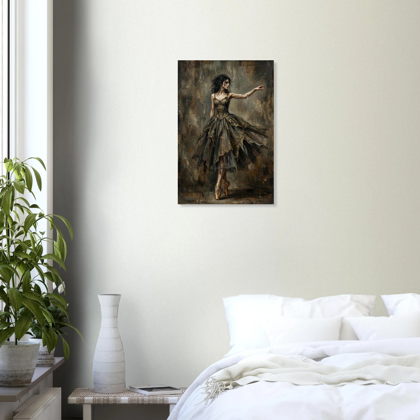 Hochwertiger Kunstdruck einer Ballerina en pointe; sie trägt ein dunkles, verziertes Kleid vor einer rauen, strukturierten Wand im Moody-Dark-Academy-Stil.