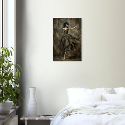 Hochwertiger Kunstdruck einer Ballerina en pointe; sie trägt ein dunkles, verziertes Kleid vor einer rauen, strukturierten Wand im Moody-Dark-Academy-Stil.