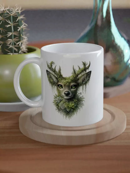 Weiße Keramiktasse mit detailreicher Waldgeist-Hirsch Illustration in Moosgrün, mystisches Naturmotiv mit leuchtenden Augen
