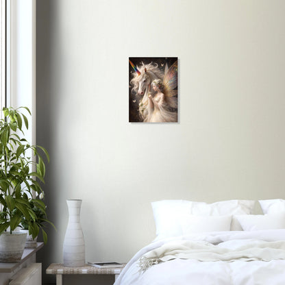 Hochwertiges Fantasy-Poster: Majestätisches weißes Einhorn mit einer zarten Elfe im Blumenkranz. Elegante Wanddeko in Gold und Elfenbein auf dunklem, mystischem Grund.