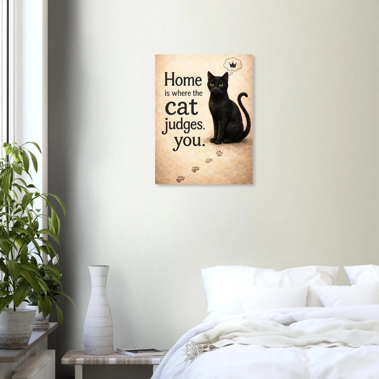 Katzenposter mit schwarzer Katze und Spruch Home is where the cat judges you, humorvolle Wandkunst