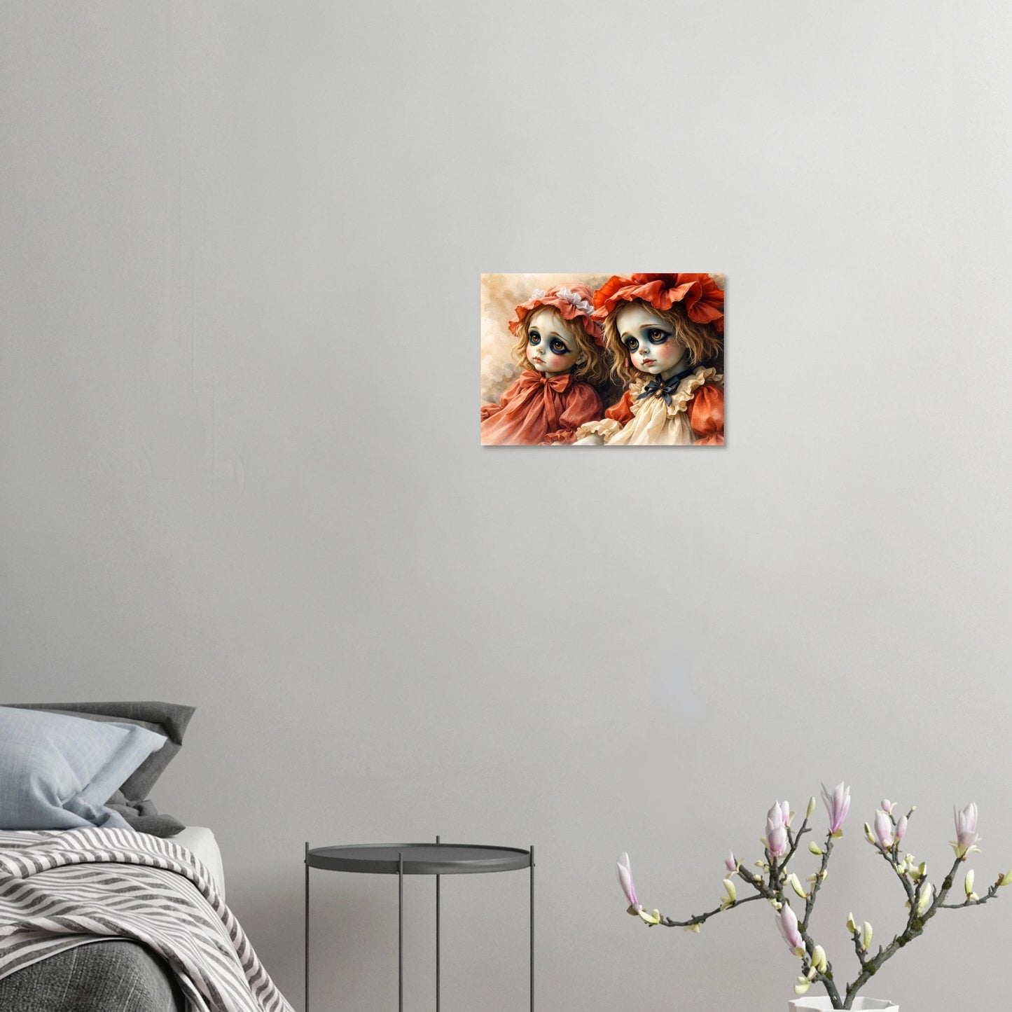 Hochwertiger Giclée-Kunstdruck zweier Vintage-Puppen mit melancholischen Augen, rostrote Kleider, samtiges mattes Finish.