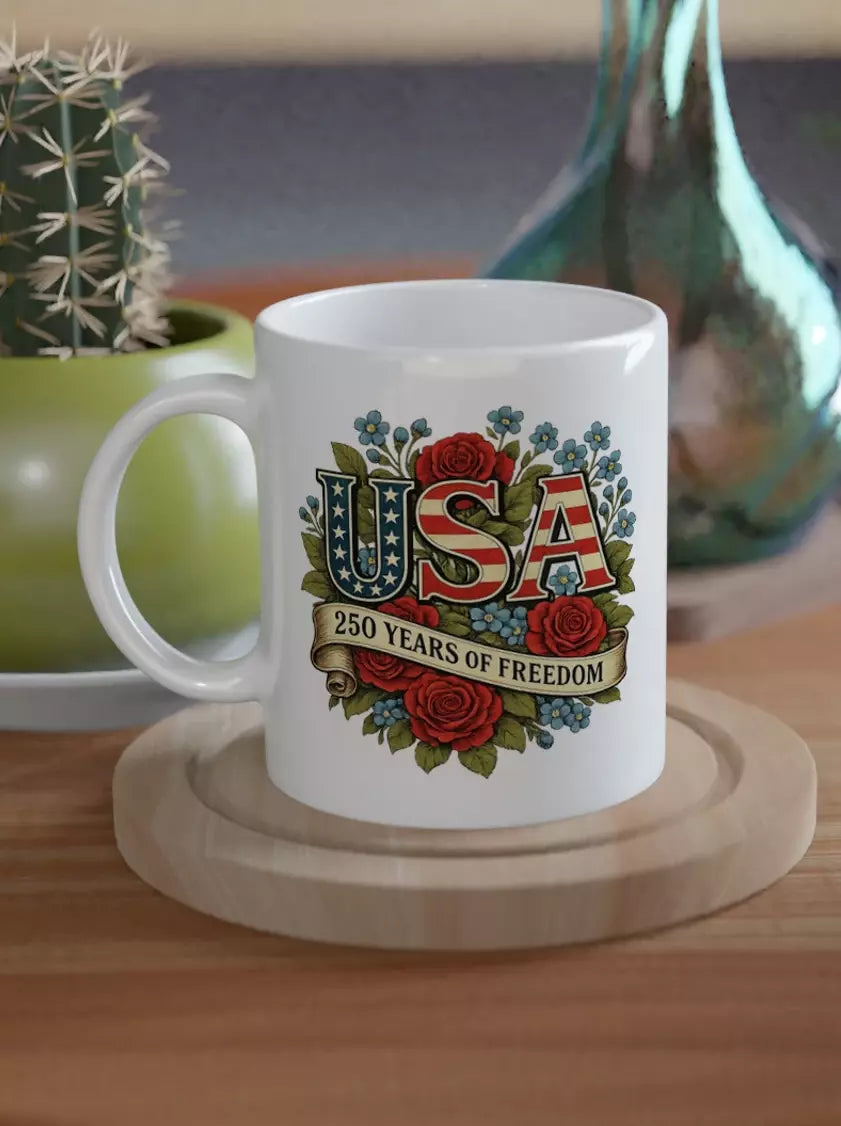 Weiße Keramiktasse mit USA Schriftzug im Flaggenstil, roten Rosen und Schrift „250 Years of Freedom“, patriotisches Geschenk