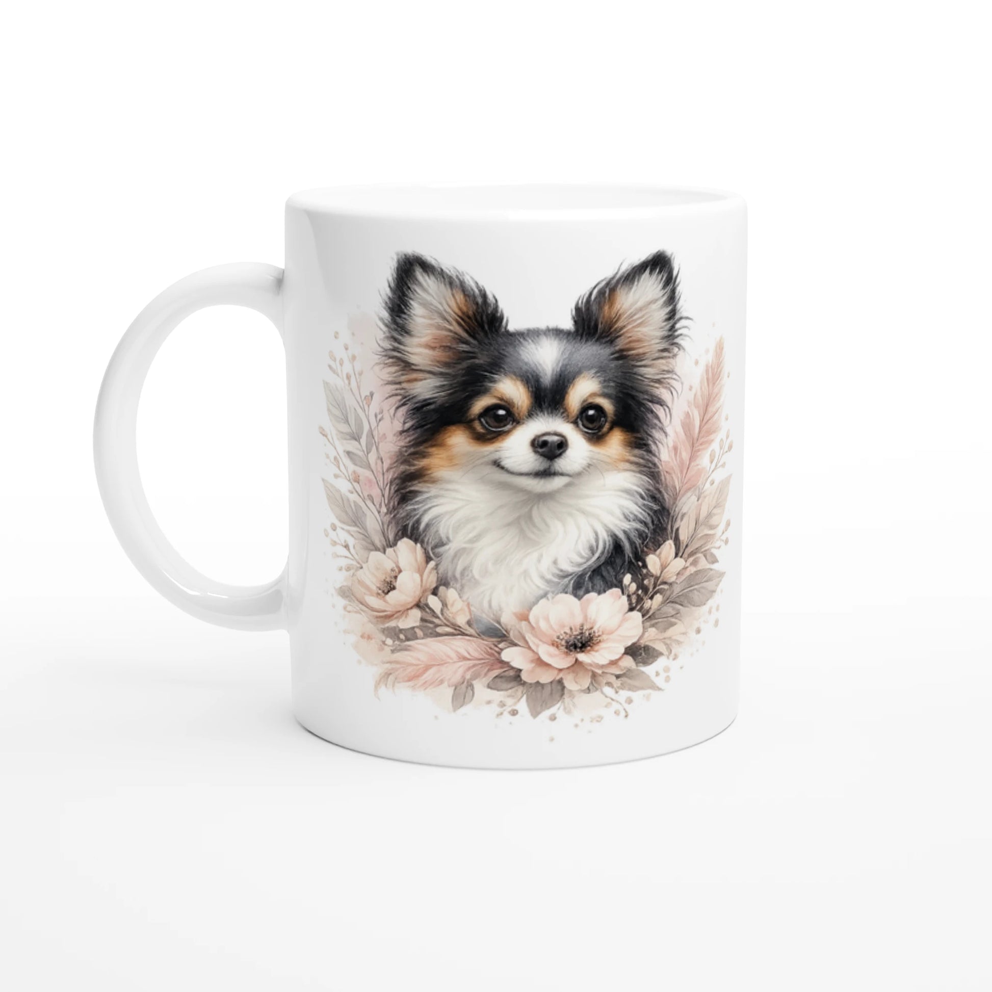 Keramiktasse mit Chihuahua Portrait und floralen Elementen in sanften Naturtönen, dekorative Hundetasse als Geschenk oder Alltagsbecher