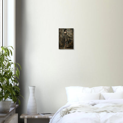 Hochwertiger Kunstdruck einer Ballerina en pointe; sie trägt ein dunkles, verziertes Kleid vor einer rauen, strukturierten Wand im Moody-Dark-Academy-Stil.