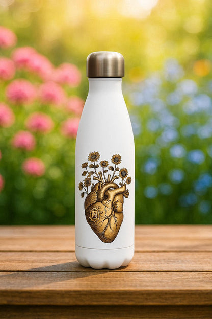 Weiße Edelstahl Trinkflasche mit isolierter Doppelwand und kunstvollem Herz-Motiv im Steampunk-Stil auf glatter Oberfläche