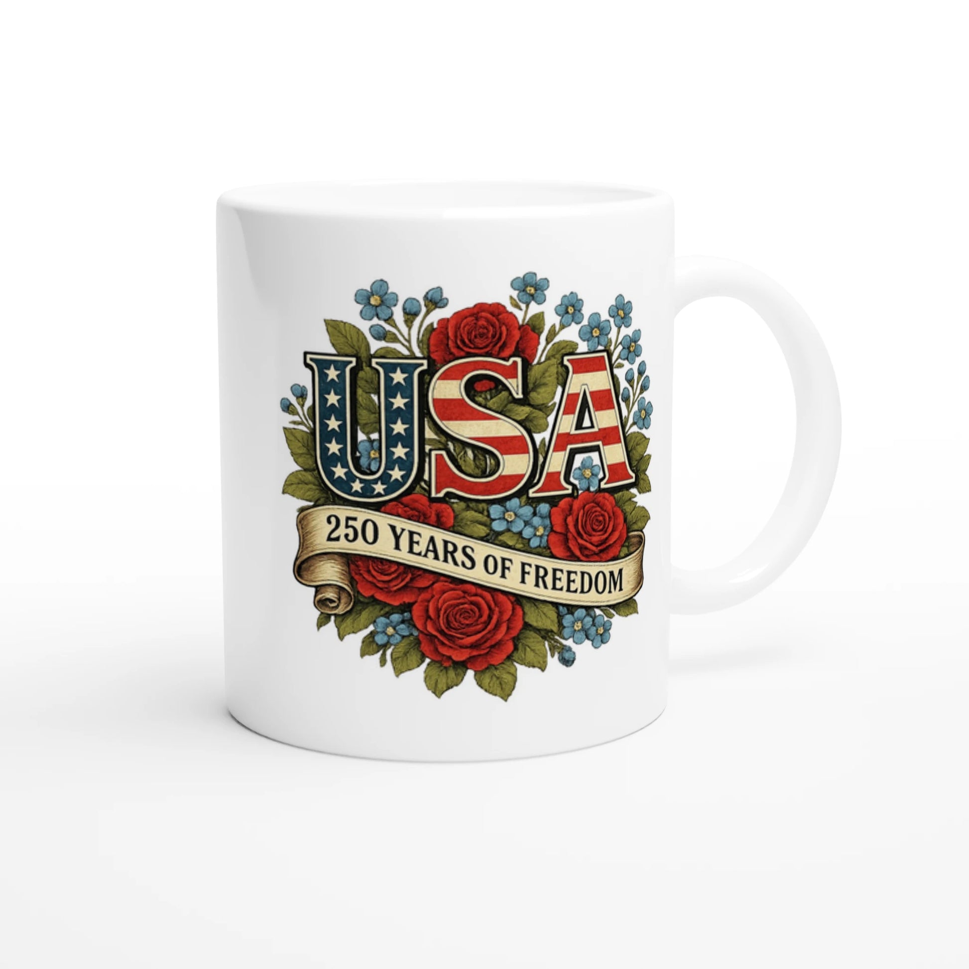 Weiße Keramiktasse mit USA Schriftzug im Flaggenstil, roten Rosen und Schrift „250 Years of Freedom“, patriotisches Geschenk