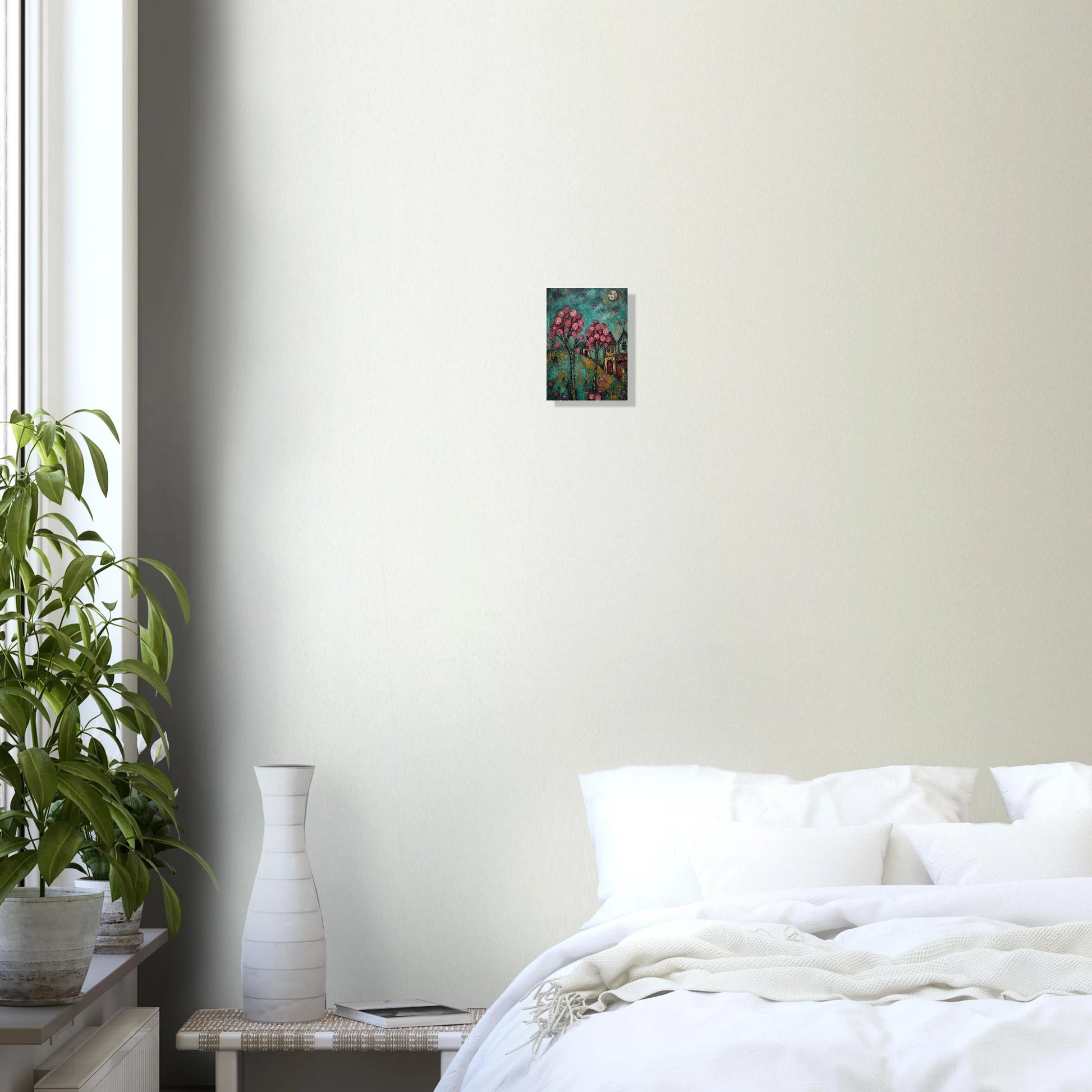Hochwertiger Folk-Art-Kunstdruck eines Dorfes bei Nacht; mit leuchtend rosa Blütenbäumen, kleinen Häusern und Vollmond vor einem türkisblauen, malerischen Himmel.