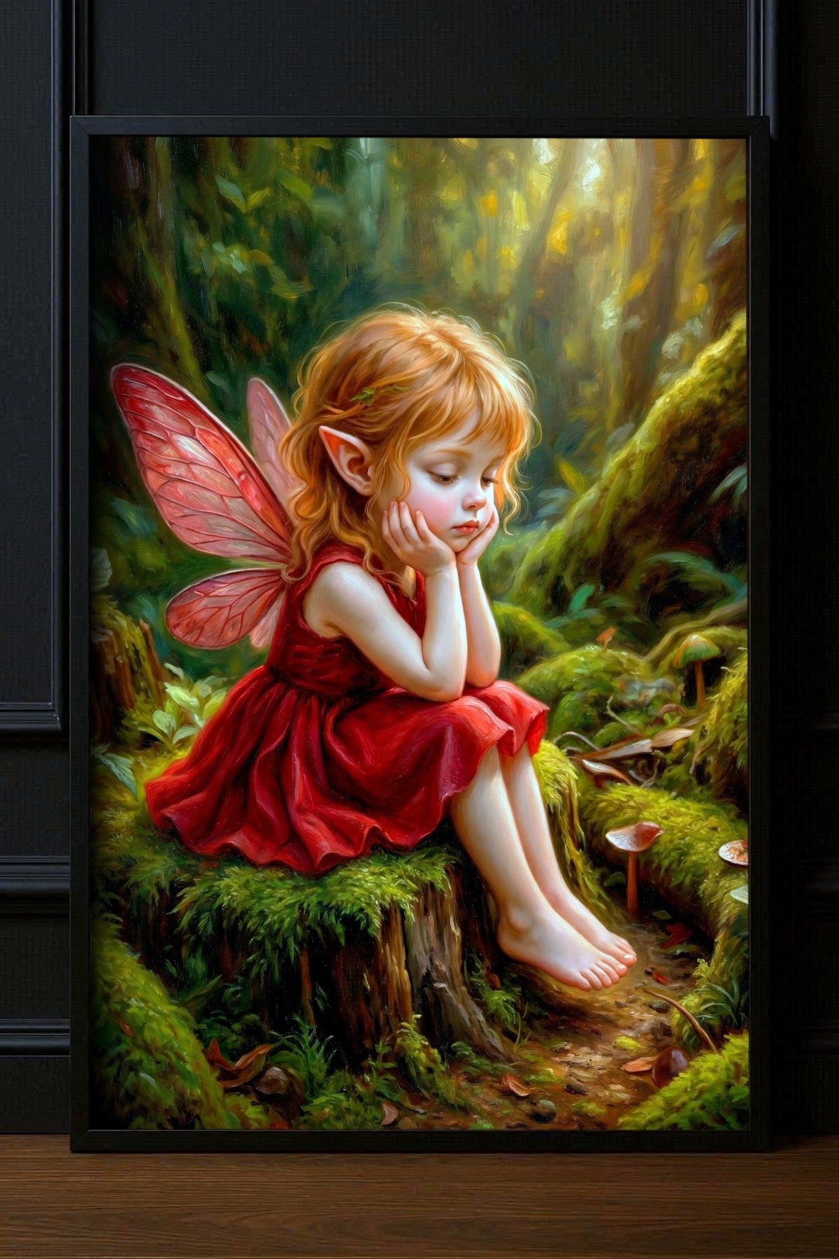 Waldelfe mit roten Flügeln sitzt im moosgrünen Wald als märchenhafter Fairy Print im Fantasy-Art-Stil.