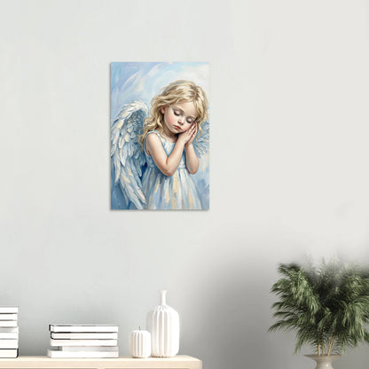 Fine-Art-Kunstdruck eines schlafenden Engelmädchens mit weißen Flügeln, sanfte Blau- und Cremetöne, ruhige Bildwirkung.