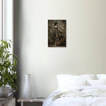 Hochwertiger Kunstdruck einer Ballerina en pointe; sie trägt ein dunkles, verziertes Kleid vor einer rauen, strukturierten Wand im Moody-Dark-Academy-Stil.