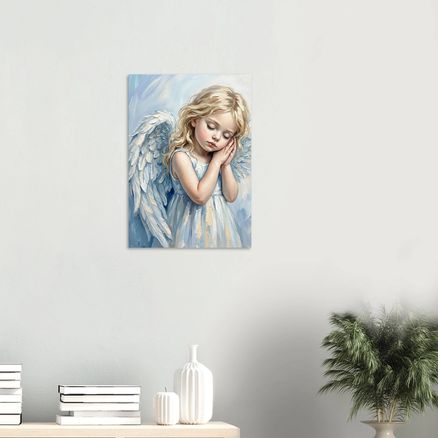 Fine-Art-Kunstdruck eines schlafenden Engelmädchens mit weißen Flügeln, sanfte Blau- und Cremetöne, ruhige Bildwirkung.