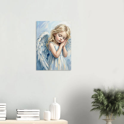 Fine-Art-Kunstdruck eines schlafenden Engelmädchens mit weißen Flügeln, sanfte Blau- und Cremetöne, ruhige Bildwirkung.