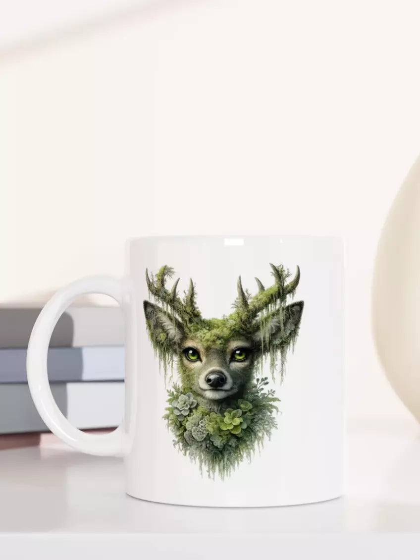 Weiße Keramiktasse mit detailreicher Waldgeist-Hirsch Illustration in Moosgrün, mystisches Naturmotiv mit leuchtenden Augen