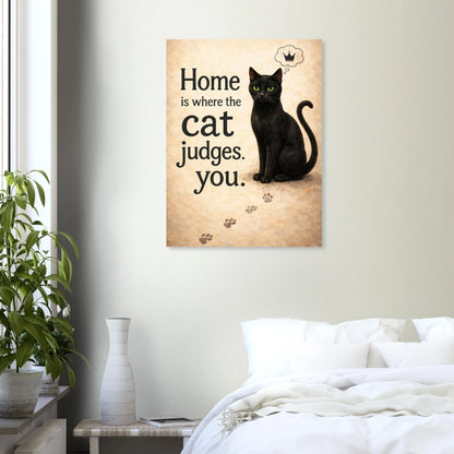 Katzenposter mit schwarzer Katze und Spruch Home is where the cat judges you, humorvolle Wandkunst