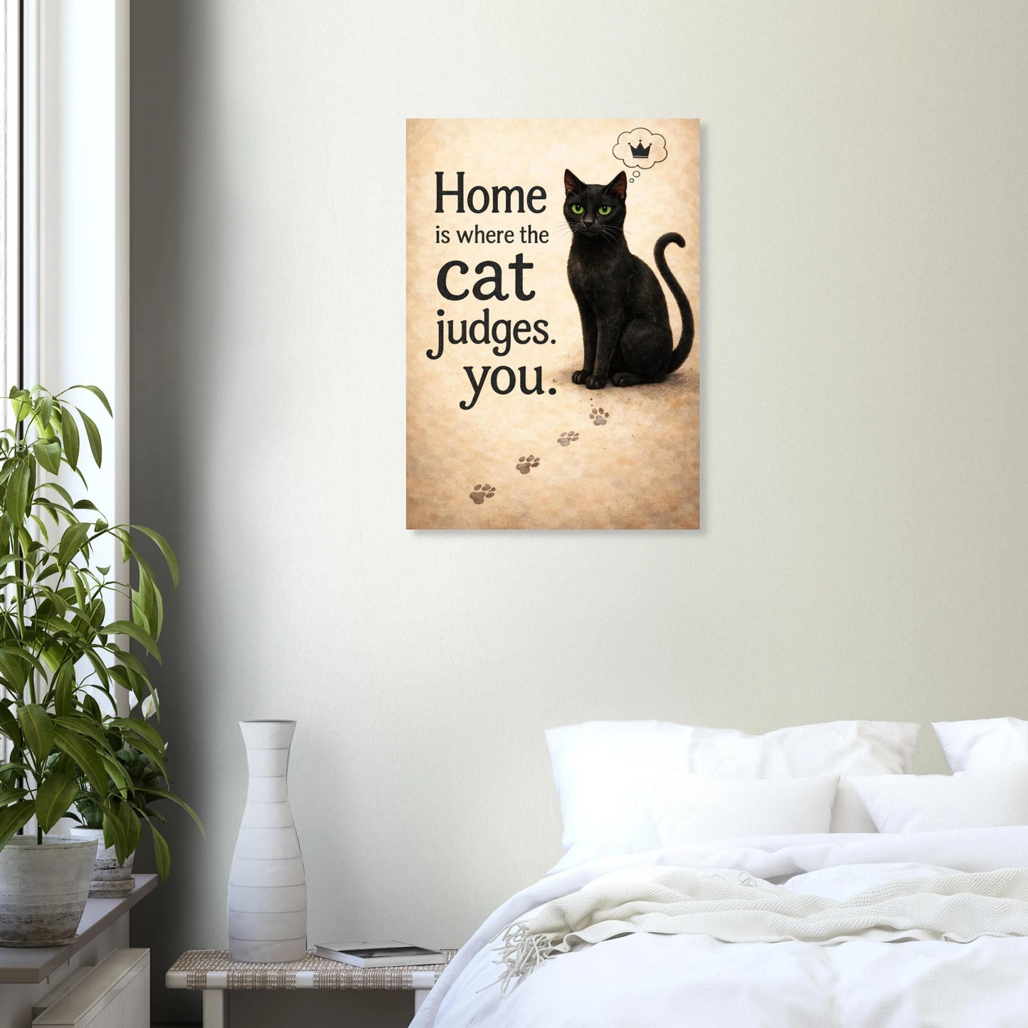 Katzenposter mit schwarzer Katze und Spruch Home is where the cat judges you, humorvolle Wandkunst