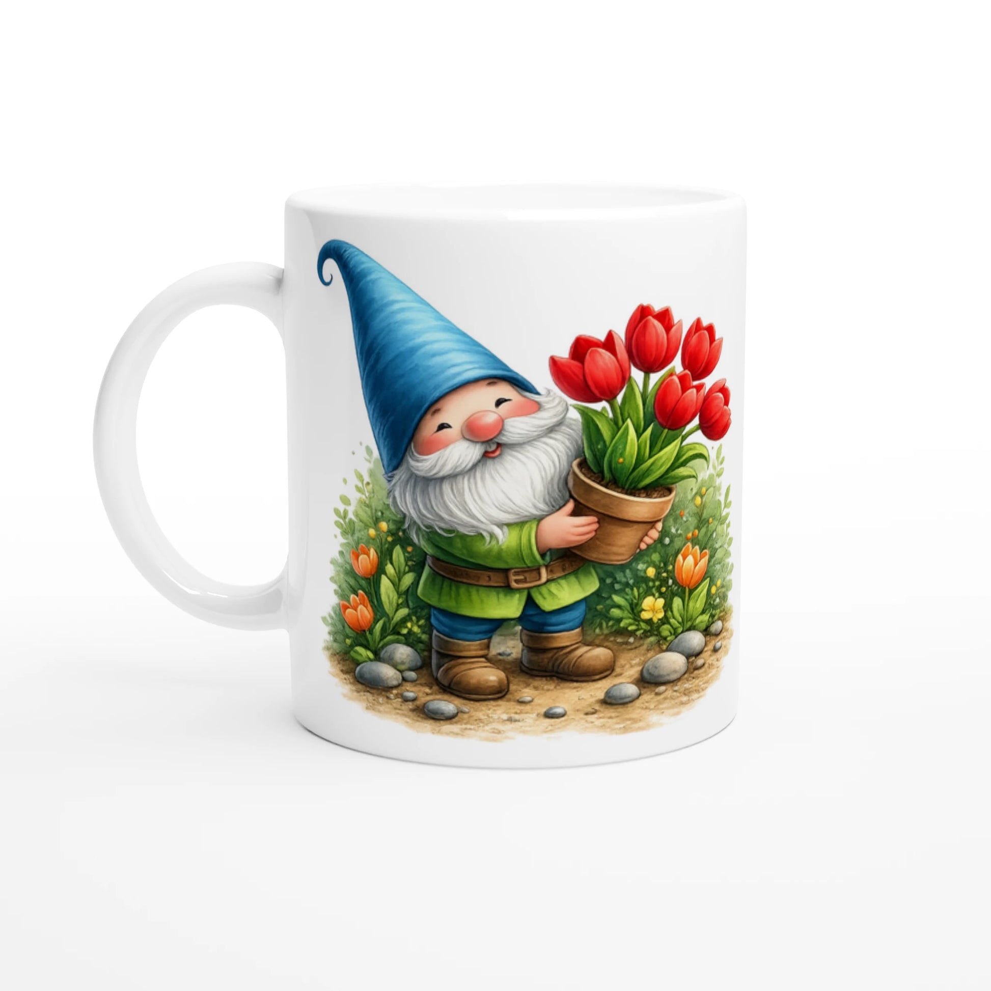 Keramiktasse mit fröhlichem Gartenwichtel und roten Tulpen im Blumentopf, farbenfrohes Frühlingsmotiv als Geschenk oder Deko