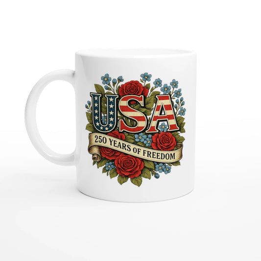 Weiße Keramiktasse mit USA Schriftzug im Flaggenstil, roten Rosen und Schrift „250 Years of Freedom“, patriotisches Geschenk