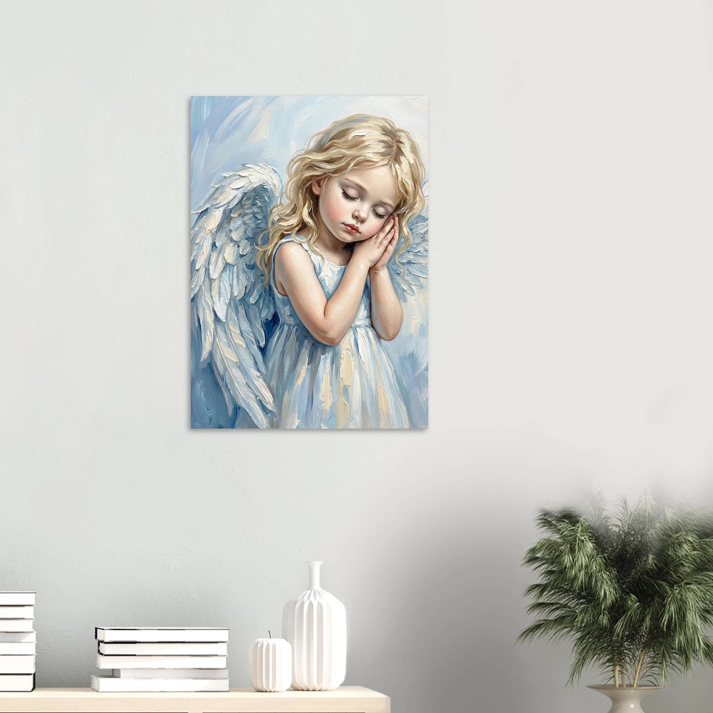 Fine-Art-Kunstdruck eines schlafenden Engelmädchens mit weißen Flügeln, sanfte Blau- und Cremetöne, ruhige Bildwirkung.
