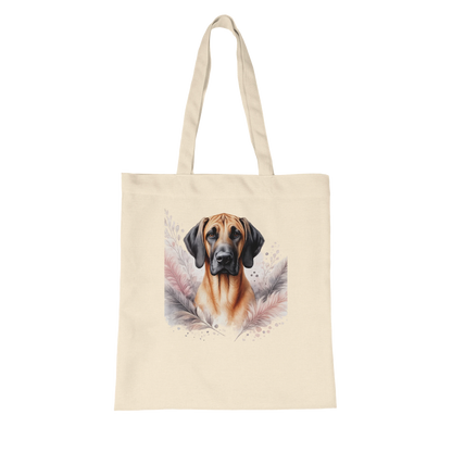 Naturfarbene Stofftasche aus Bio Baumwolle mit liebevoll illustriertem Hundemotiv, getragen als leichte Einkaufstasche für Alltag und Freizeit