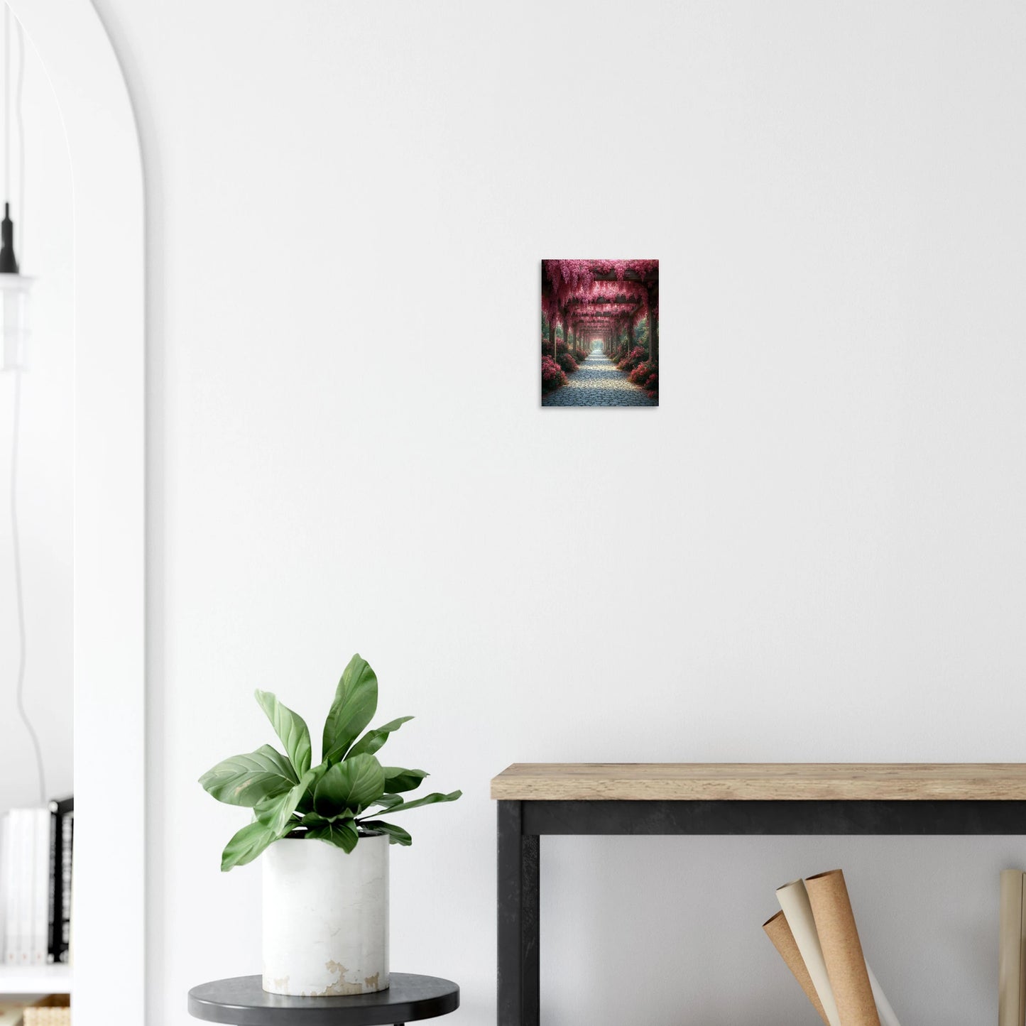 Ruhiger Gartenweg unter einer Pergola voller rosa Blüten, stimmungsvolles Naturposter mit Tiefe und sanftem Licht