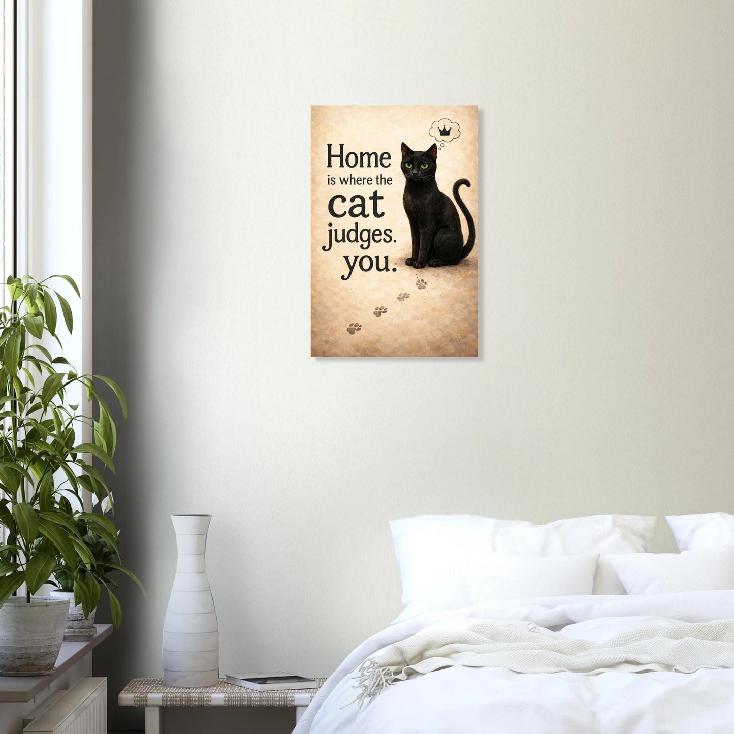 Katzenposter mit schwarzer Katze und Spruch Home is where the cat judges you, humorvolle Wandkunst