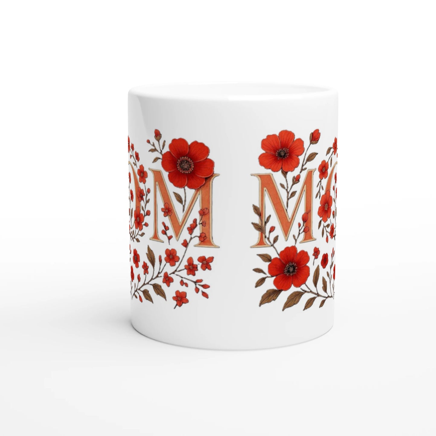 Weiße Keramiktasse mit floralem Blumenkranz und Schriftzug MOM in Rot, glänzende Oberfläche, liebevolle Geschenkidee für Muttertag oder Alltag